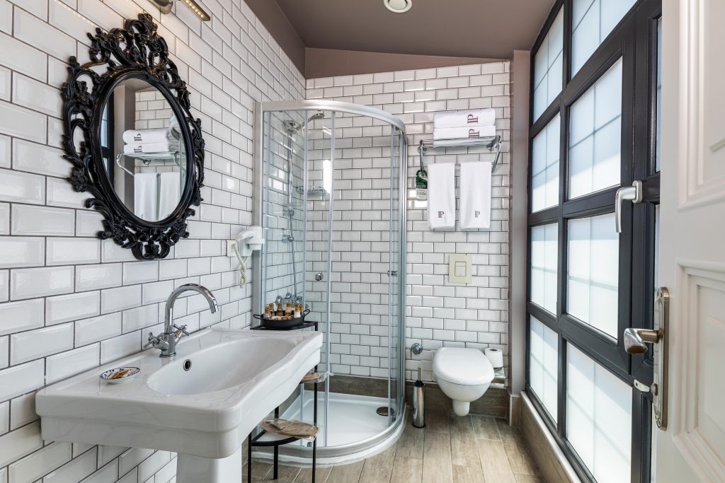 Deluxe Room Bathroom