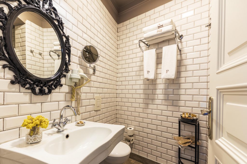 Deluxe Twin Room Bathroom
